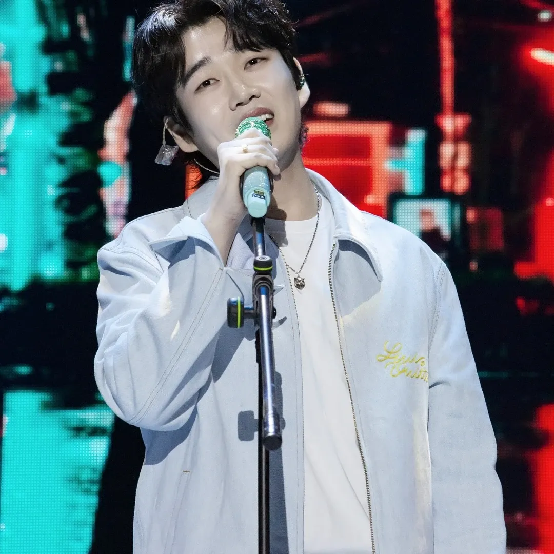 A moment captured by a fan of Hwang Youngwoong