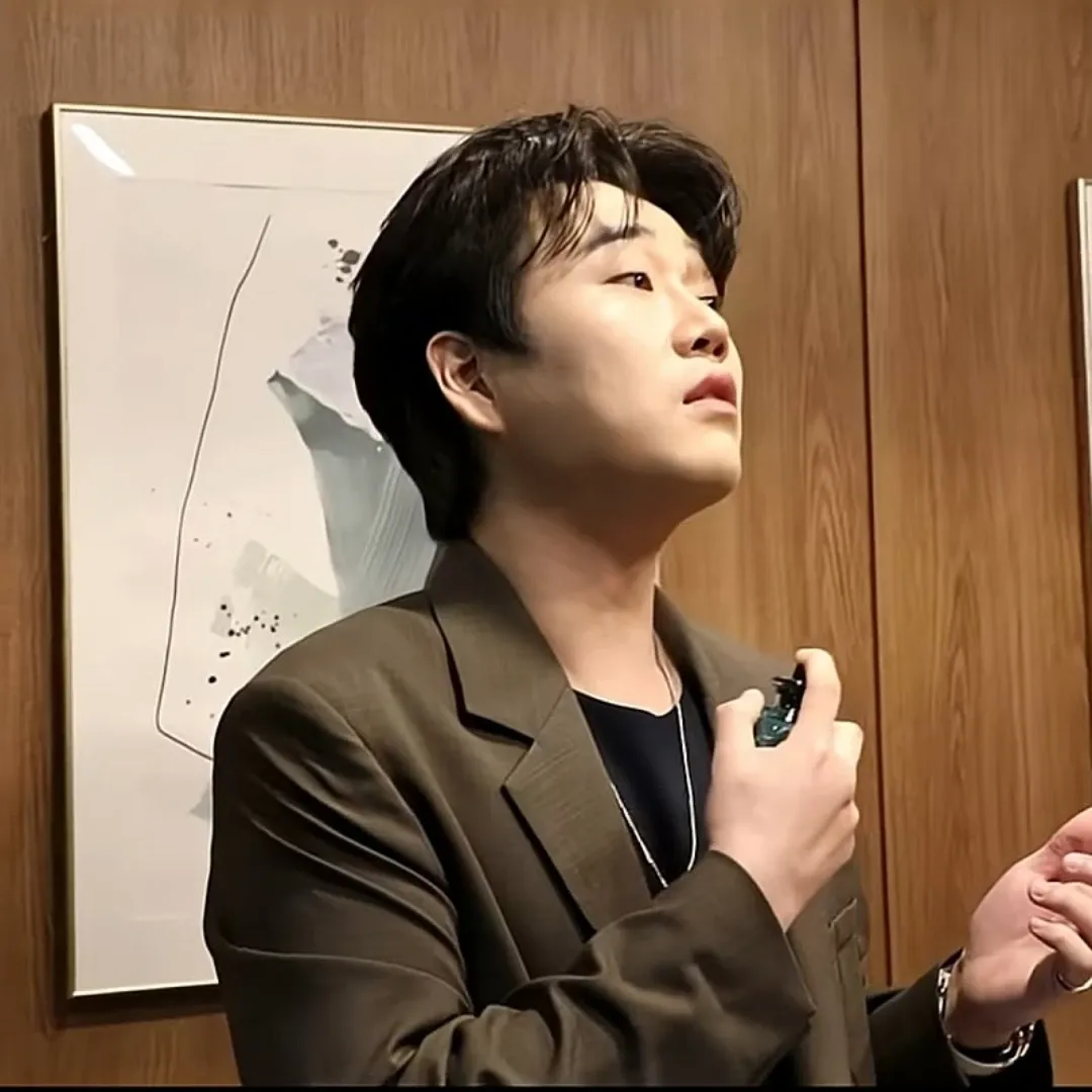 A moment captured by a fan of Hwang Youngwoong