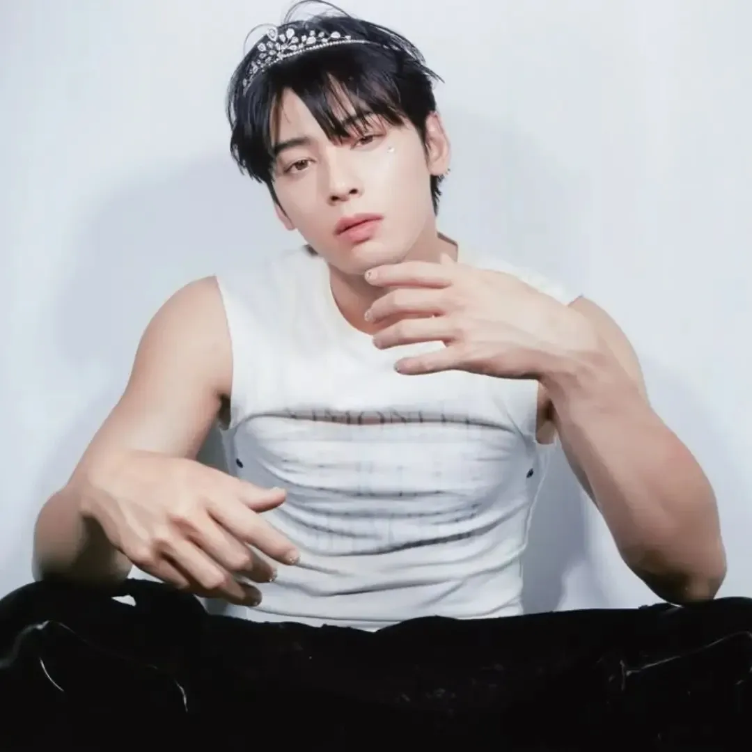Behind-the-scenes cut of Cha Eunwoo
