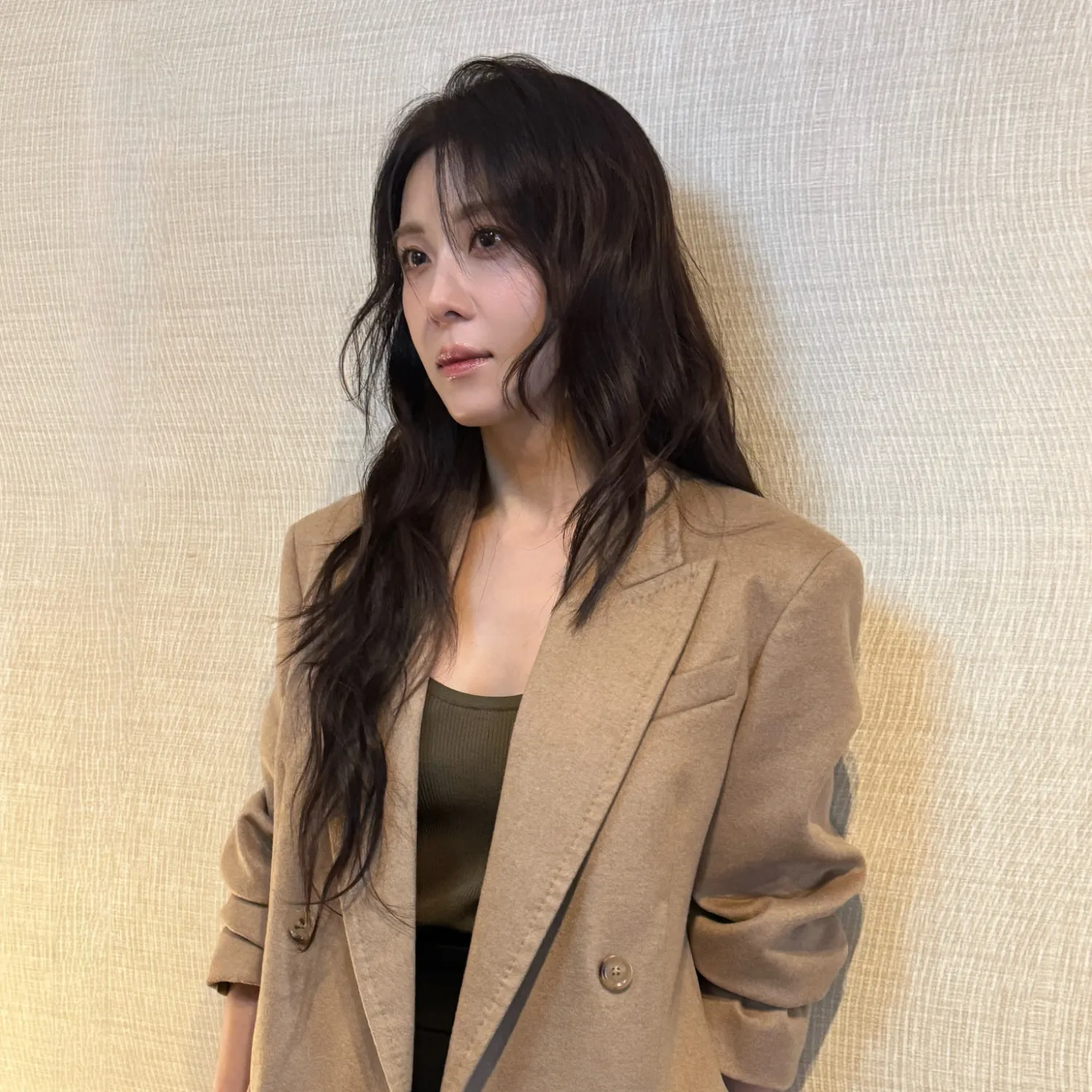 Behind-the-scenes cut of Ha Jiwon