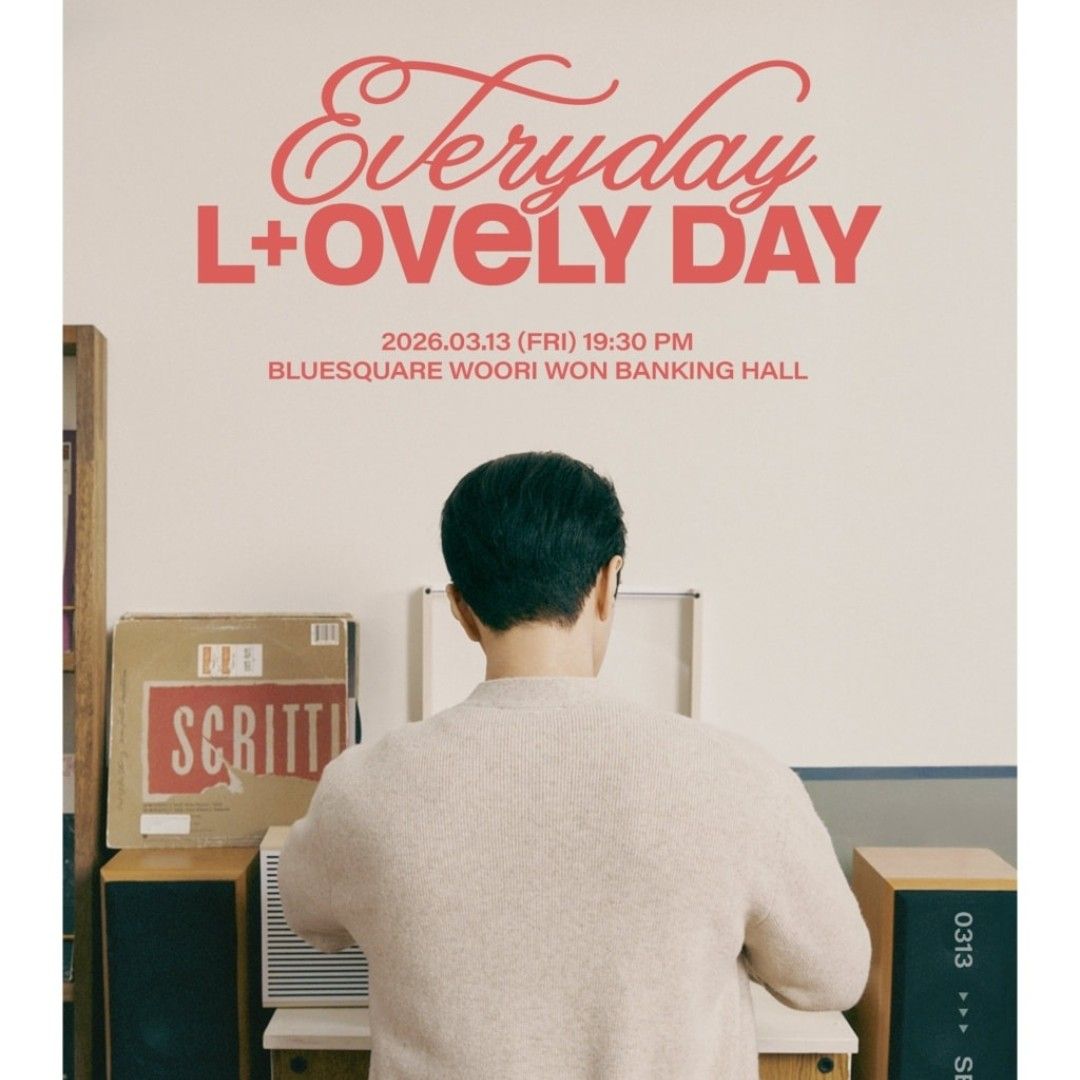 A moment captured by a fan of Kim Myungsoo (L)