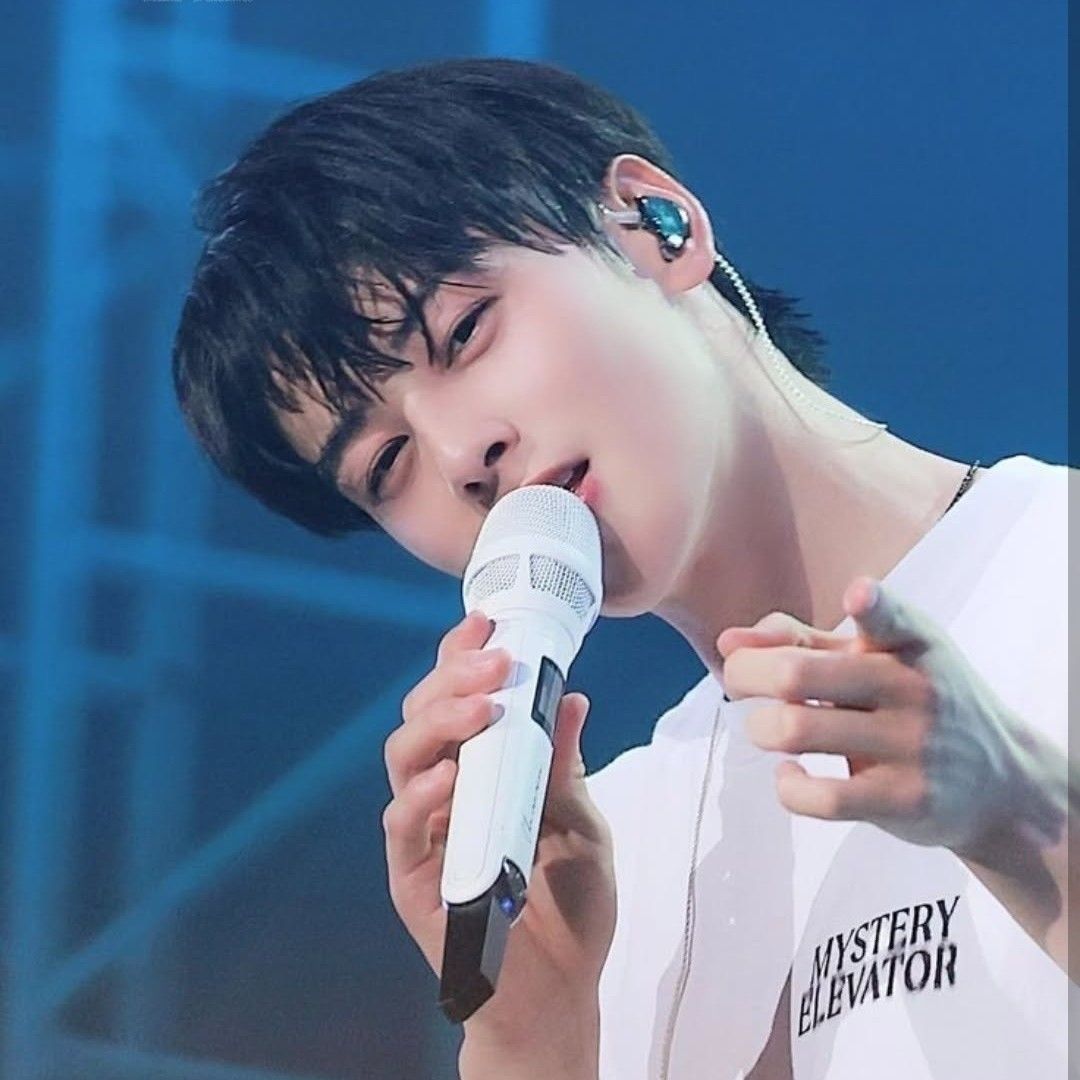 Recent activity shot of Cha Eunwoo