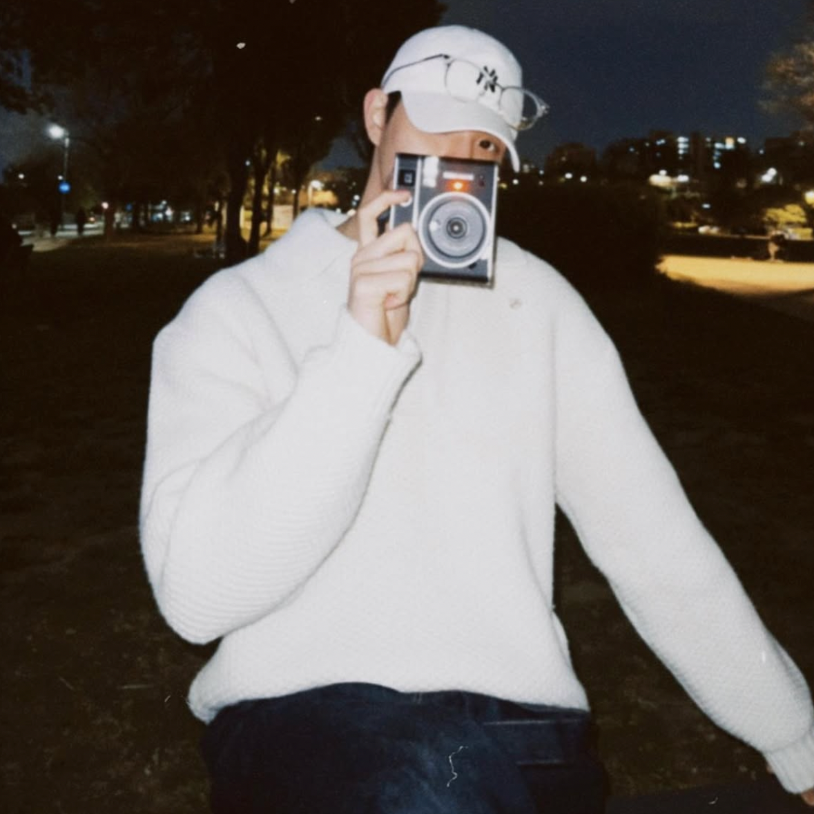 Behind-the-scenes cut of Kim Jaewon