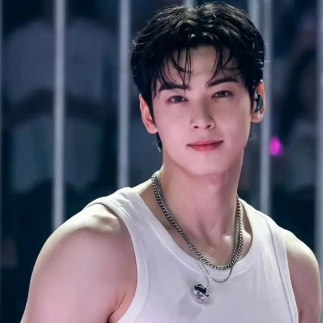 Behind-the-scenes cut of Cha Eunwoo