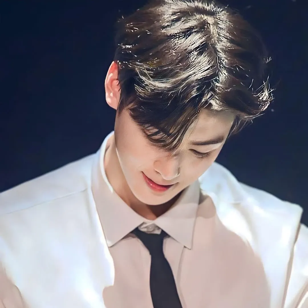 Recent activity shot of Cha Eunwoo