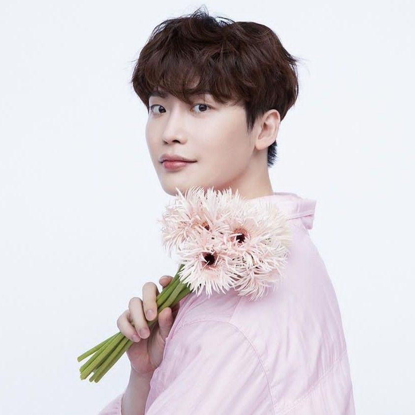 Recent activity shot of Lee Jongsuk