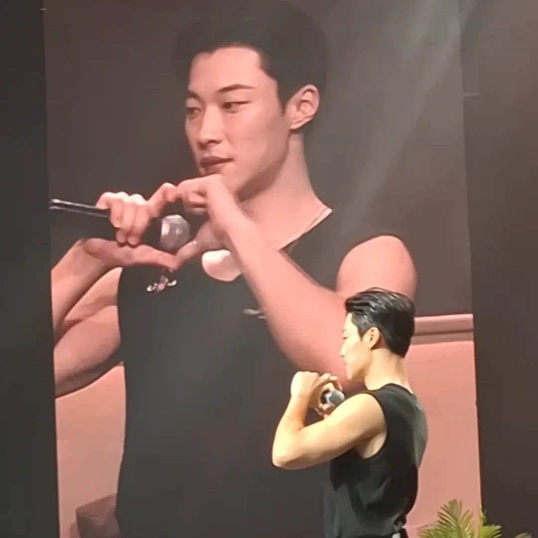 A moment captured by a fan of Woo Dohwan