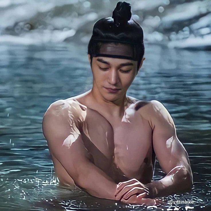 Recent activity shot of Kim Myungsoo (L)