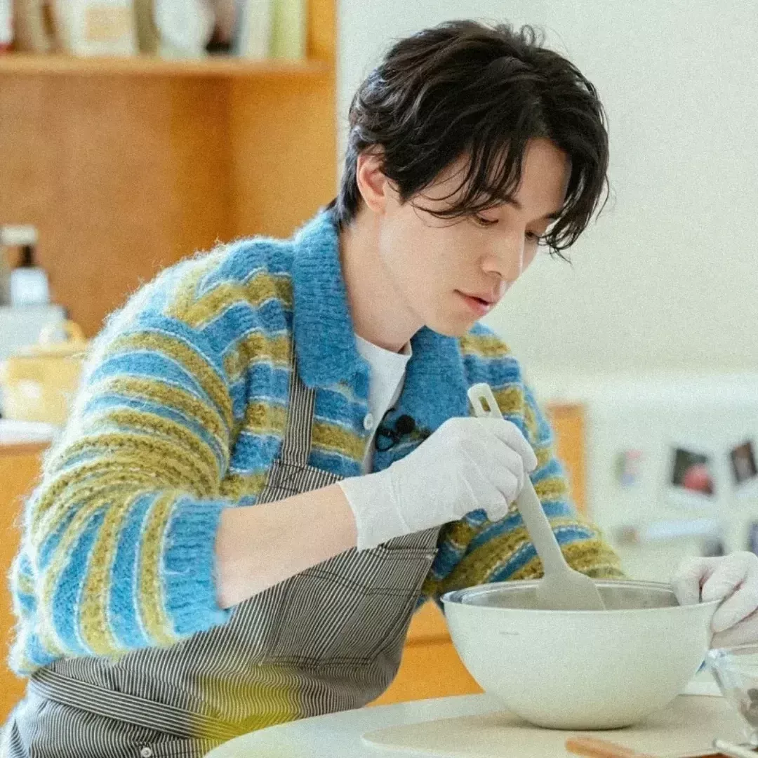 A moment captured by a fan of Lee Dongwook