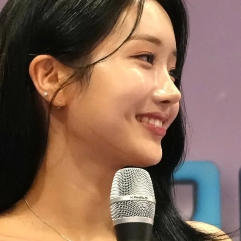 A moment captured by a fan of Kim Soyeon (2004)