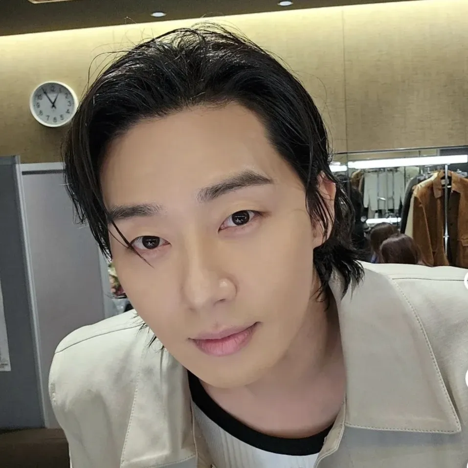 A moment captured by a fan of Park Seojoon