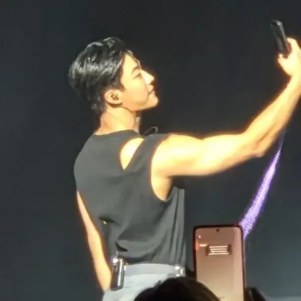 A moment captured by a fan of Woo Dohwan