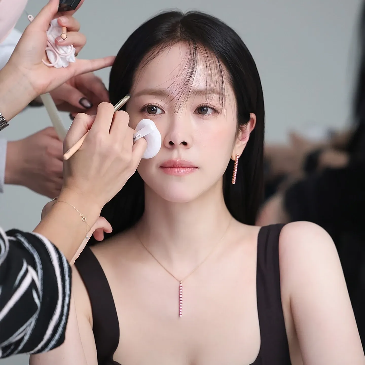 Behind-the-scenes cut of Han Jimin