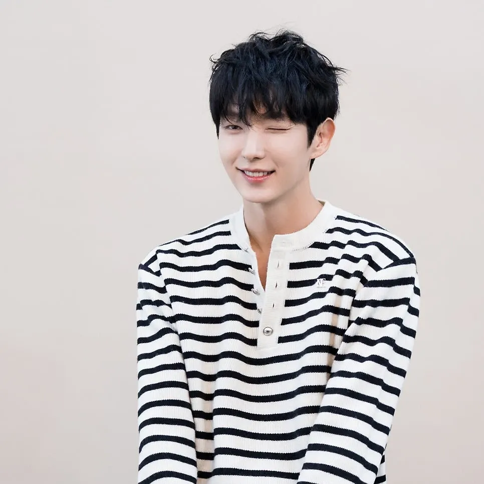 Behind-the-scenes cut of Lee Joongi