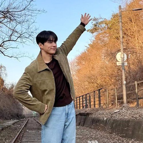 金明洙 (L)的近期活动照