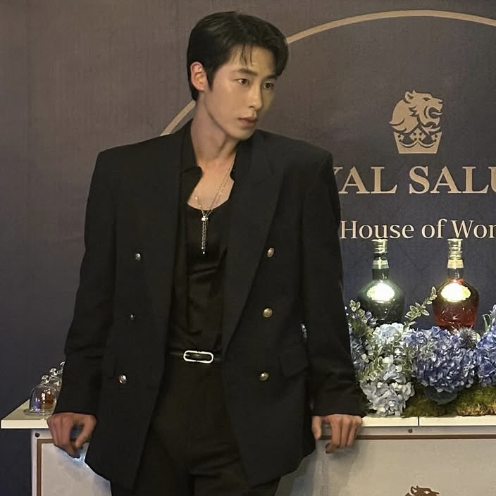 A moment captured by a fan of Lee Jaewook