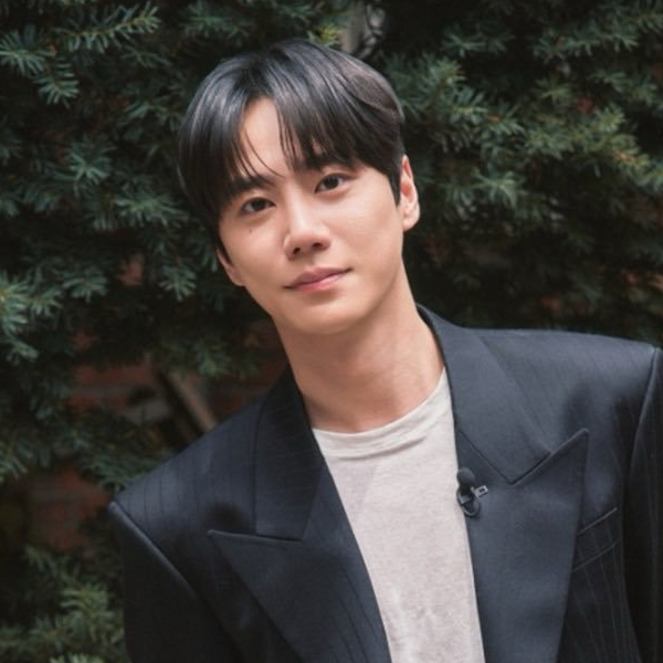 Behind-the-scenes cut of Lee Junyoung