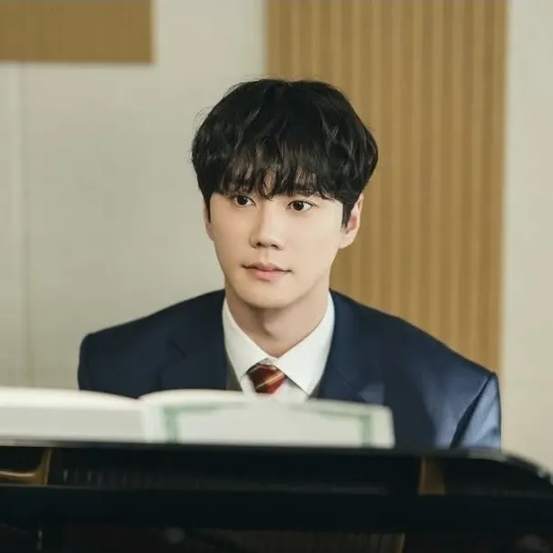 Behind-the-scenes cut of Lee Junyoung