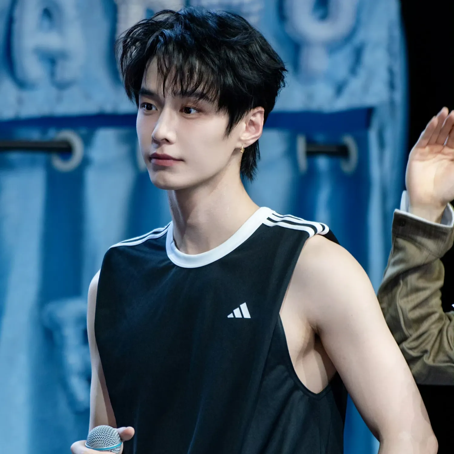 Behind-the-scenes cut of He Yu