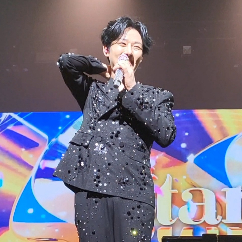 A moment captured by a fan of Kang Moonkyung