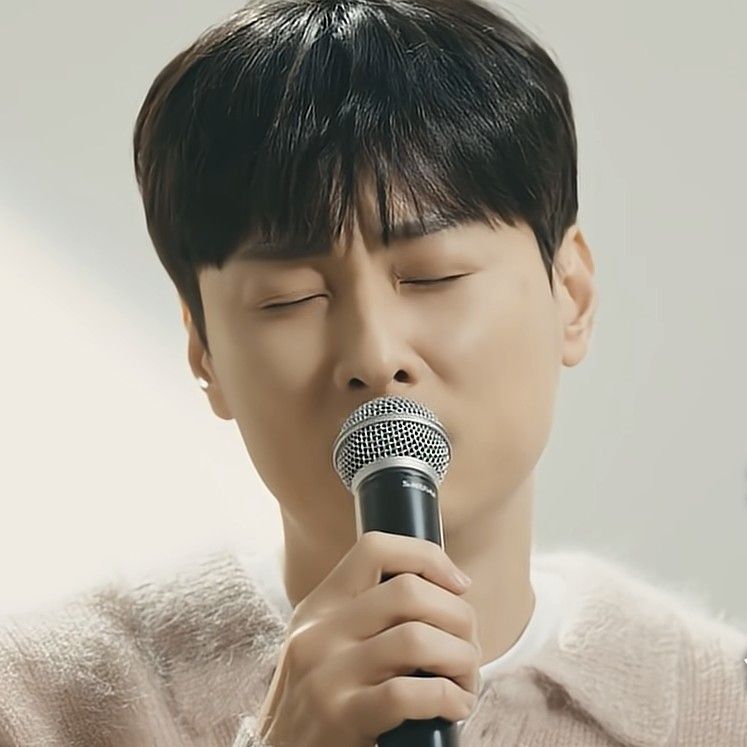 Recent activity shot of Min Kyunghoon