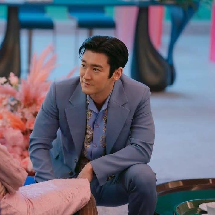 Recent activity shot of Choi Siwon