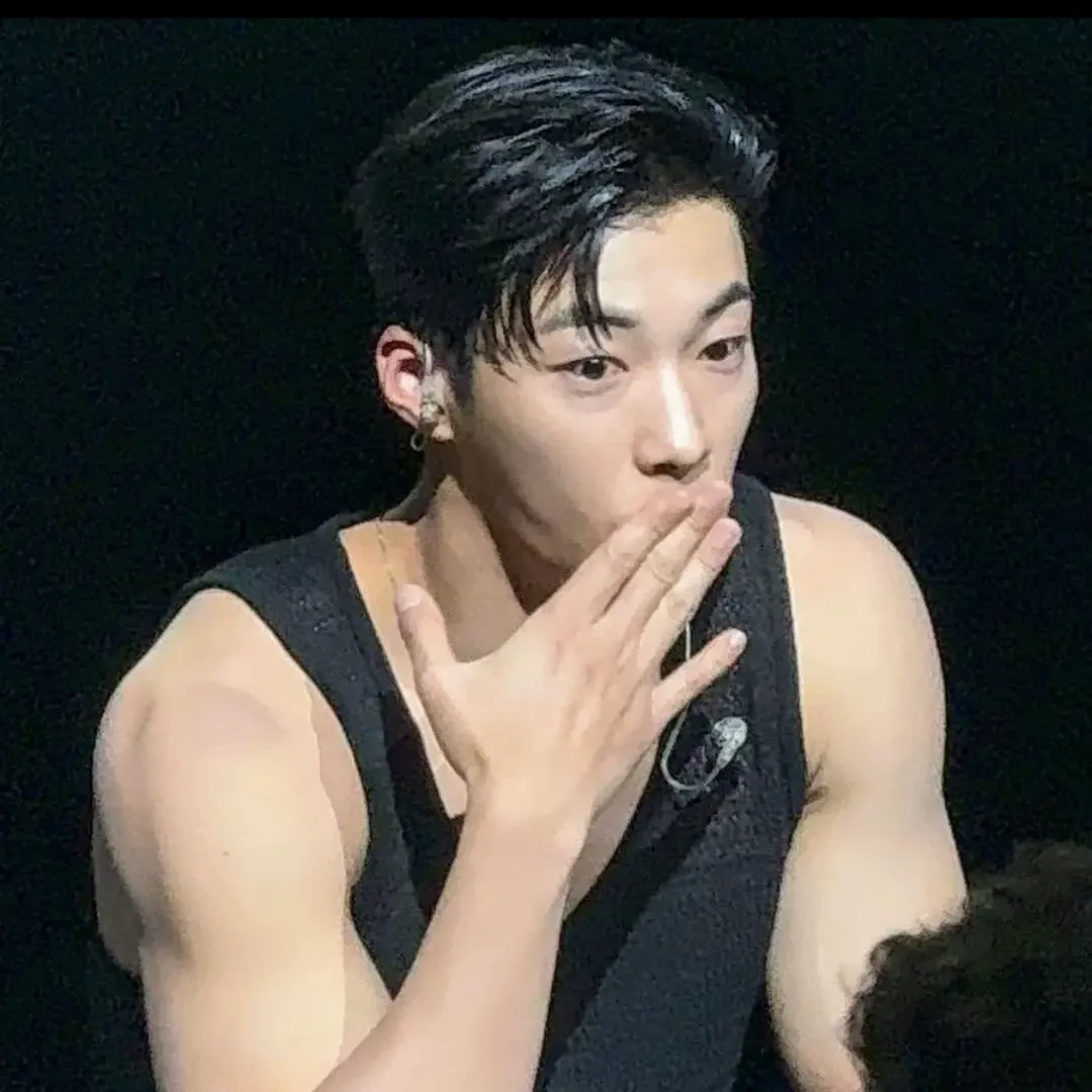 A moment captured by a fan of Woo Dohwan