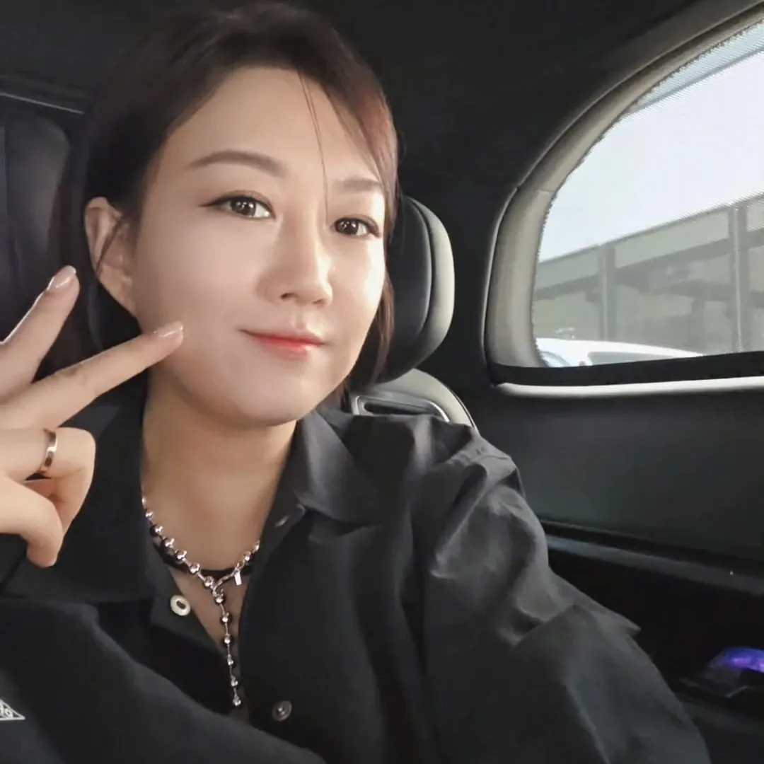 A moment captured by a fan of Jang Yoonjeong
