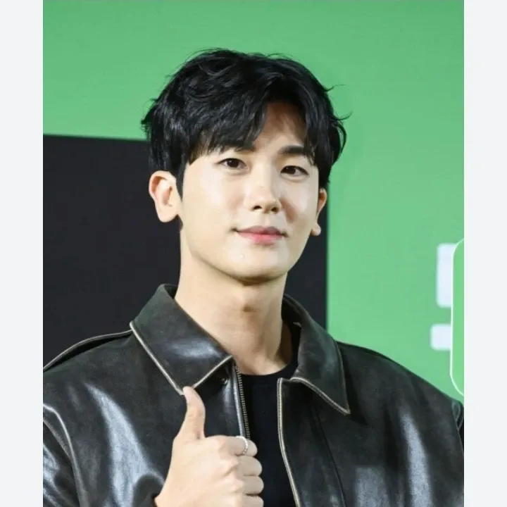 Latest photo of Park Hyungsik