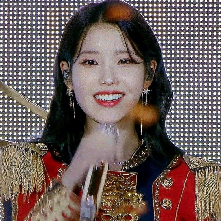 Behind-the-scenes cut of IU