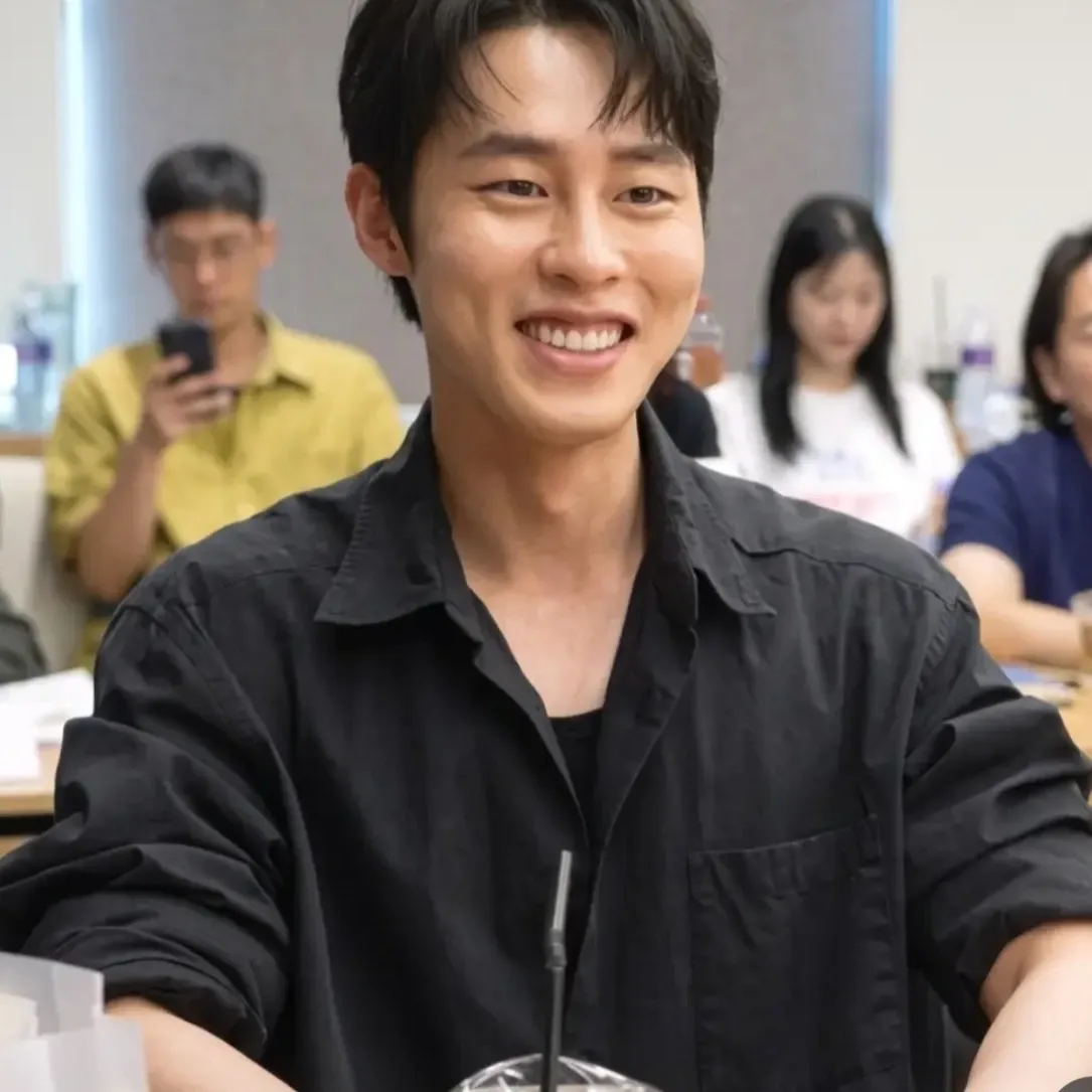 Behind-the-scenes cut of Lee Jaewook