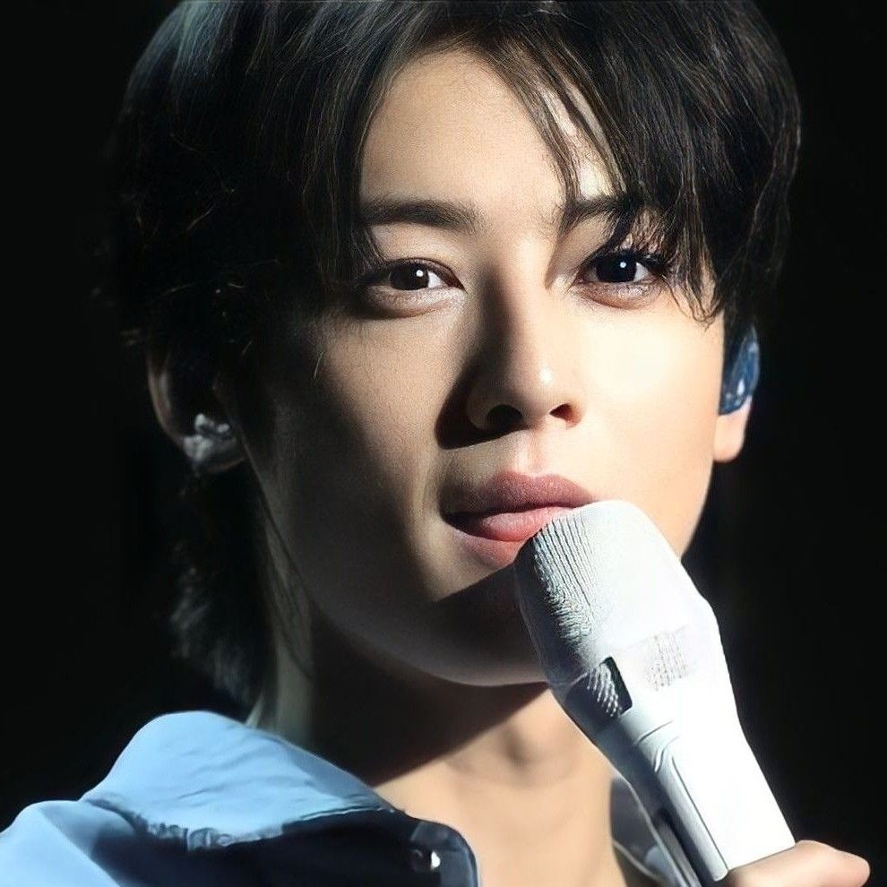 A moment captured by a fan of Cha Eunwoo