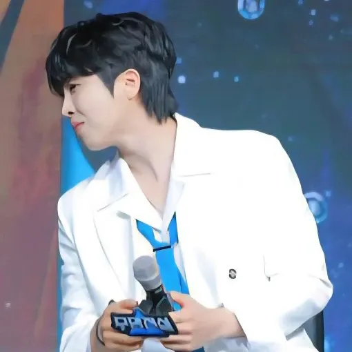 A moment captured by a fan of Hwang Yunsung