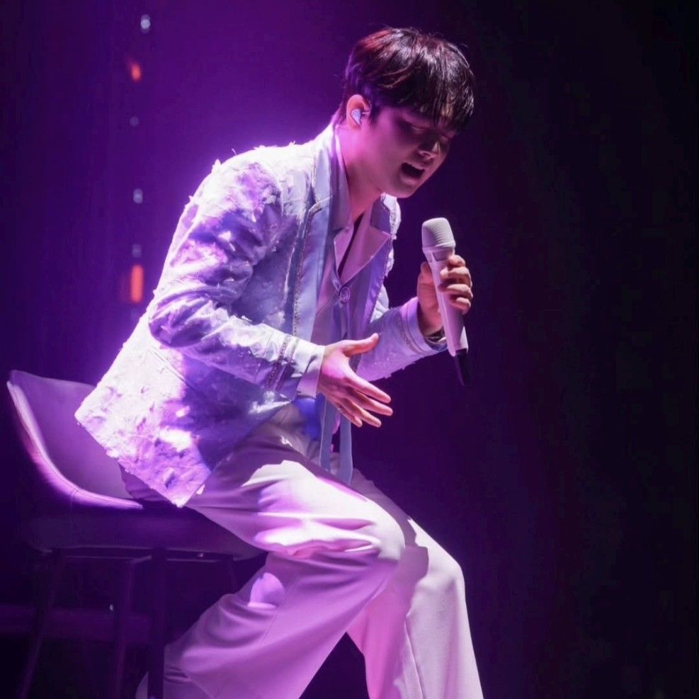 粉丝拍下的李灿元瞬间