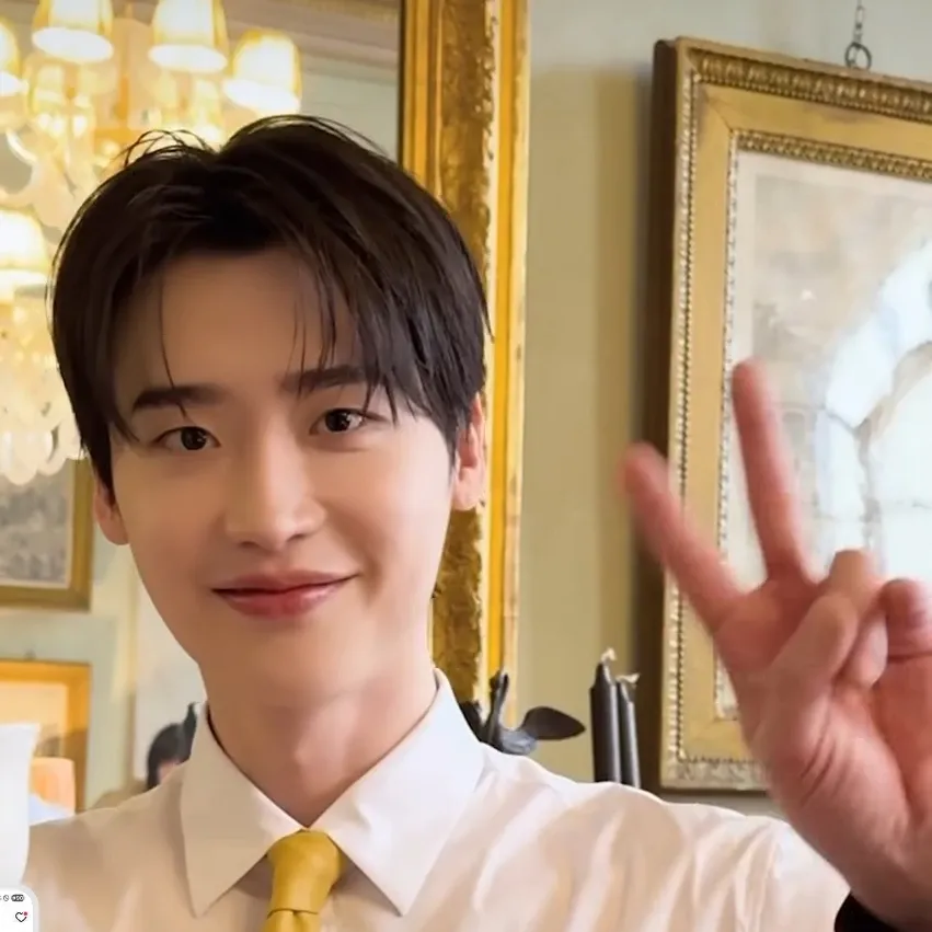 Recent activity shot of Lee Jongsuk