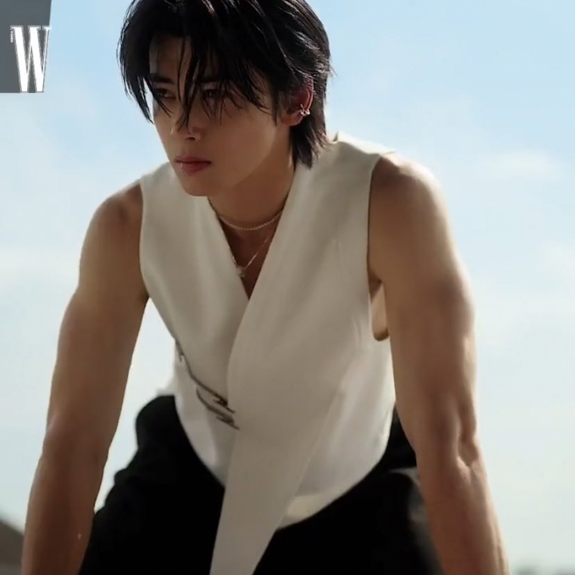 A moment captured by a fan of Cha Eunwoo