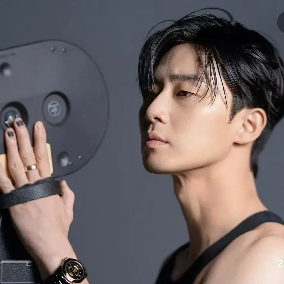 A moment captured by a fan of Park Seojoon