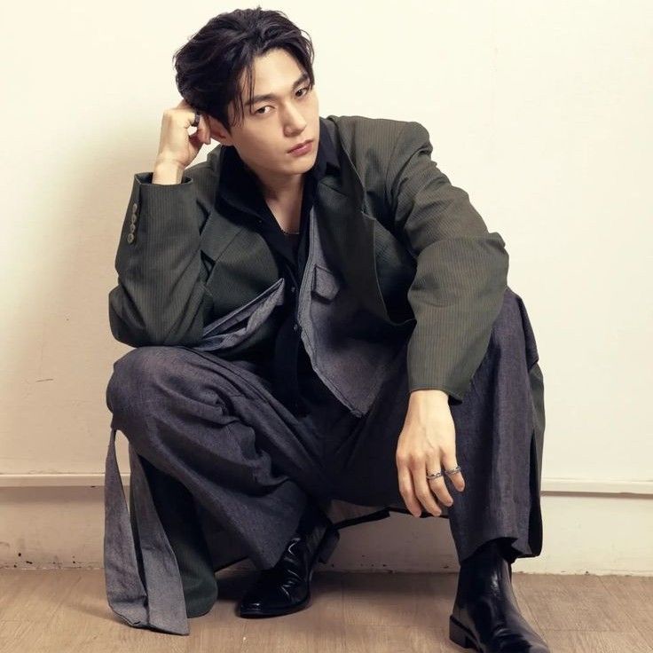 Recent activity shot of Kim Myungsoo (L)