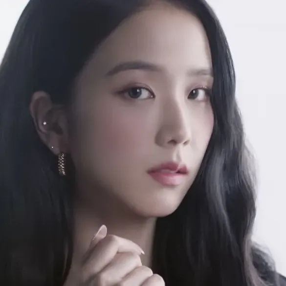 Behind-the-scenes cut of Jisoo (1995)