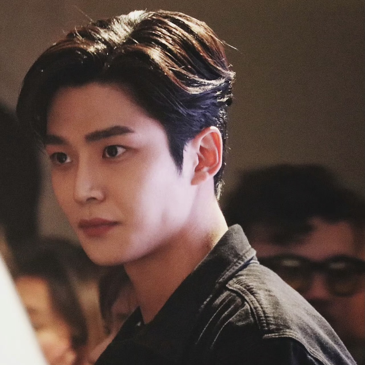 로운의 비하인드 컷