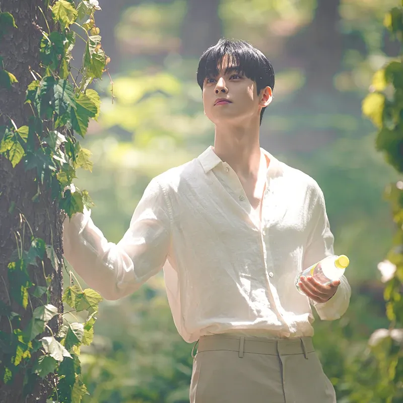 Behind-the-scenes cut of Cha Eunwoo
