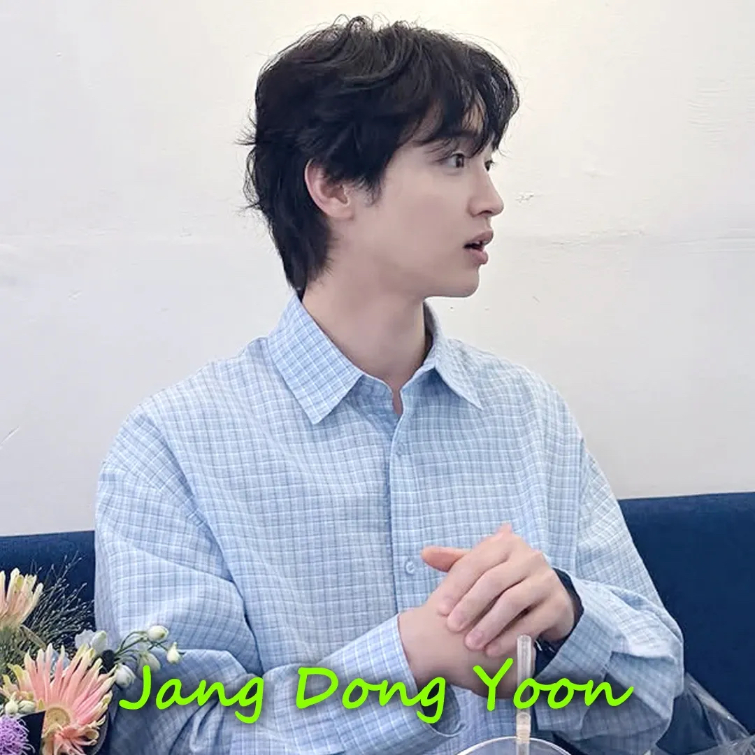 A moment captured by a fan of Jang Dongyoon