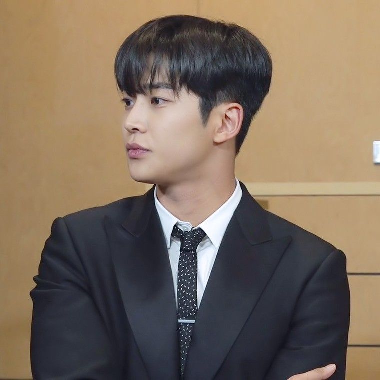 Foto kegiatan terbaru dari Rowoon