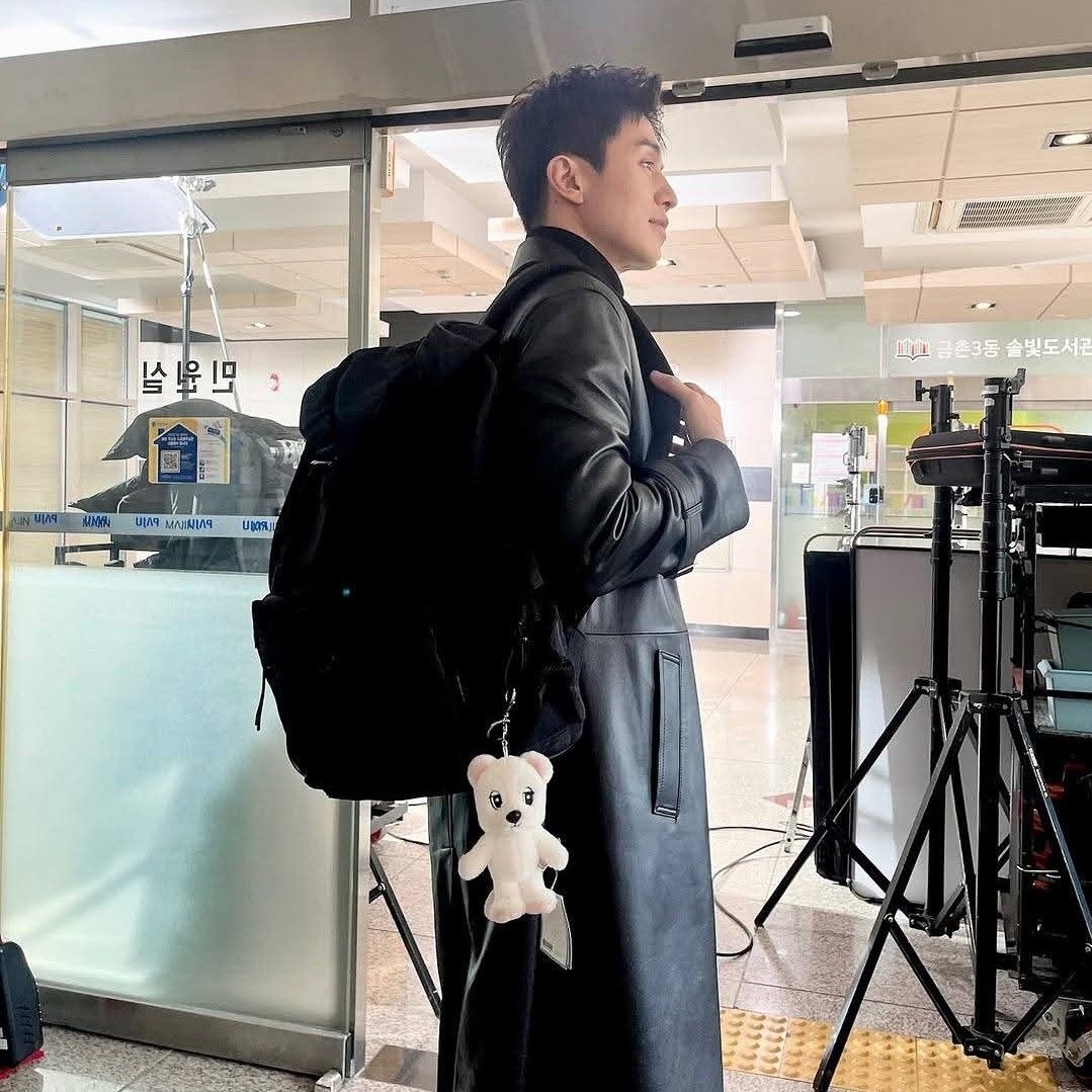 Behind-the-scenes cut of Lee Dongwook