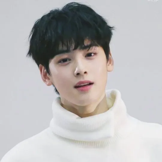 Behind-the-scenes cut of Cha Eunwoo