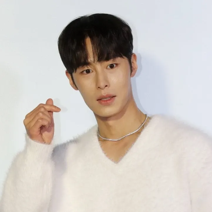Recent activity shot of Lee Jaewook