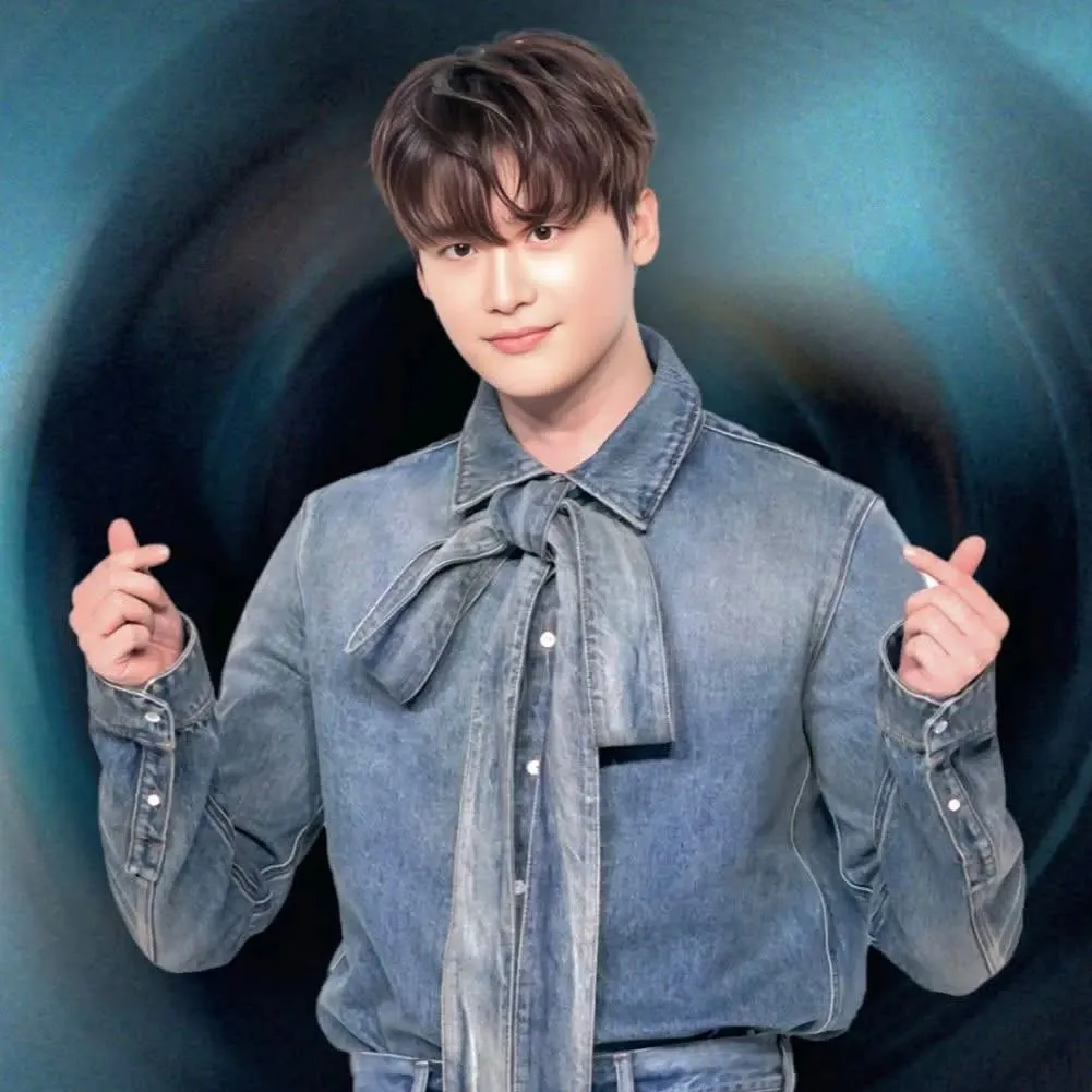 A moment captured by a fan of Lee Jongsuk