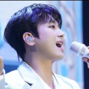 粉丝拍下的李灿元瞬间