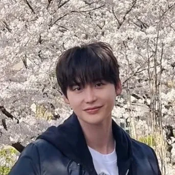 李钟硕的最新照片