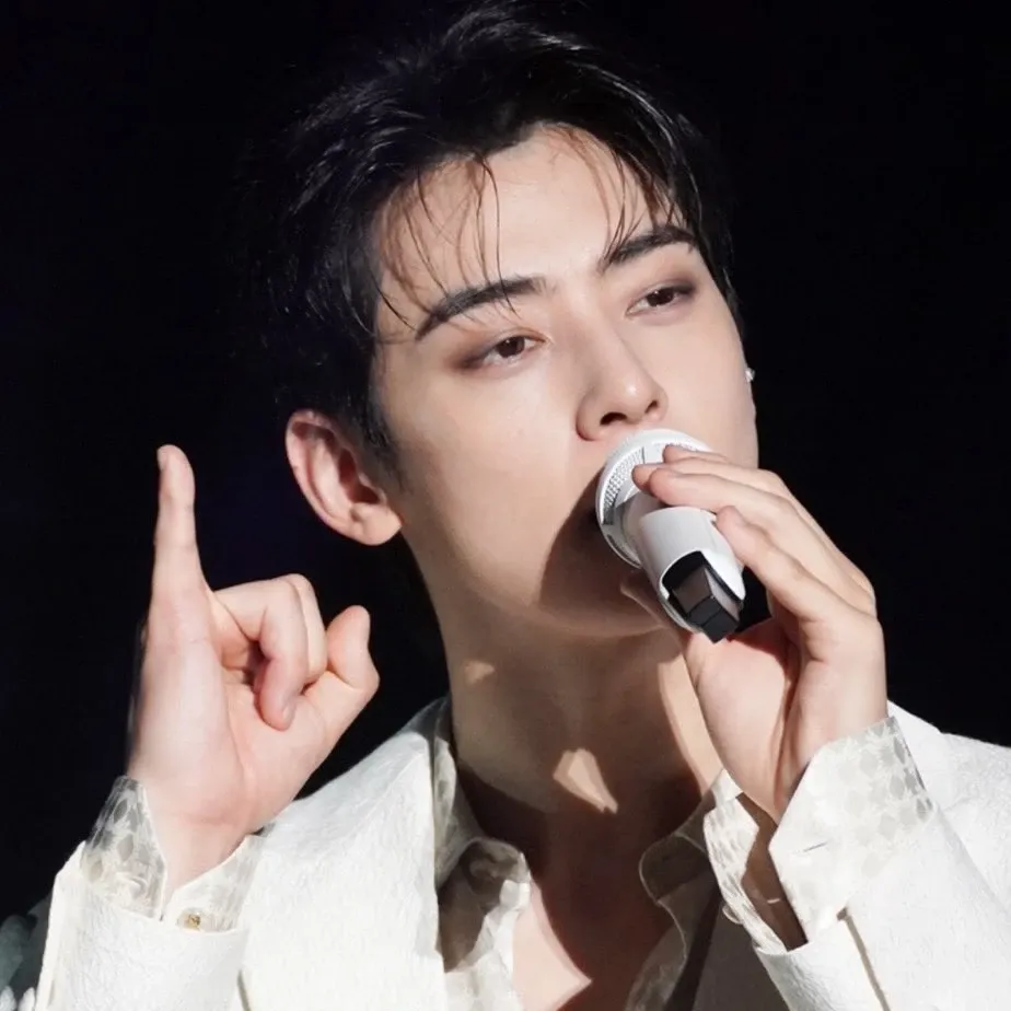 Behind-the-scenes cut of Cha Eunwoo